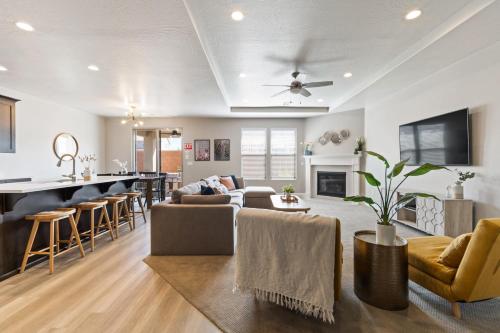 a living room with a couch and a bar at Sienna Sunrise home in Washington