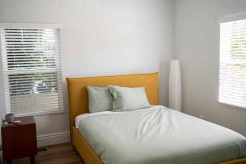 Cama o camas de una habitación en Cheerful Mid-City Gem (Stay & Roam)
