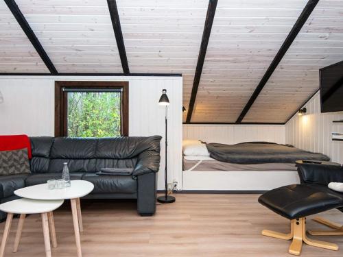 salon z kanapą i łóżkiem w obiekcie Holiday home Oksbøl LXXVIII w mieście Oksbøl
