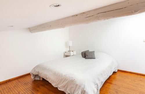 una camera bianca con un grande letto bianco di Le 7 a Sète