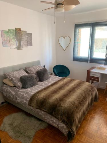 1 dormitorio con 1 cama grande con manta marrón en Jolie chambre Marseille centre, en Marsella