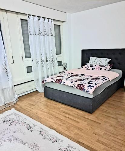 1 dormitorio con 1 cama con cabecero negro en Kleine Wohnung im Zentrum Bern nähe Marzili, en Berna