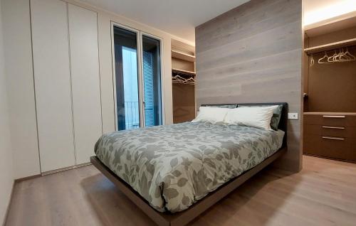 コモにあるCressoni Apartmentの大きなベッドとクローゼットのある寝室