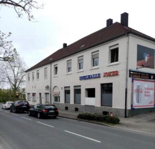 un edificio blanco al costado de una calle en Loft Riva, en Hamm