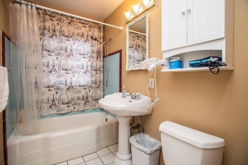 Near Apple Campus Bedroom/Shared Bath – Photos 2