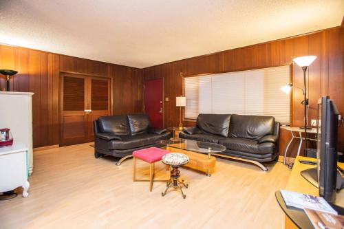 Near Apple Campus Bedroom/Shared Bath – Photos 3