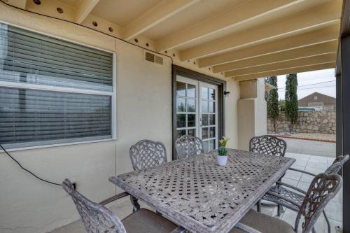 una mesa y sillas en el porche trasero de una casa en The Hummingbird Sunset Home, West Side, en El Paso