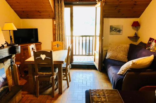 Μια τηλεόραση ή/και κέντρο ψυχαγωγίας στο Duplex with nice view on the glacier of Monêtier