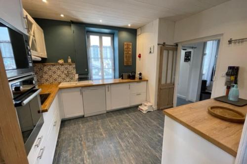een keuken met witte kasten en een aanrecht bij House in the center and near the beach in Rivedoux-Plage