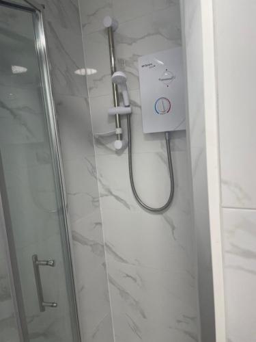 y baño con ducha y puerta de cristal. en GOLDSTONE LONDON STUDIO WITH ACCESS TO GARDEN en Saint Mary Cray