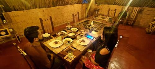 Un restaurante o sitio para comer en Hasthi Safari Cottage