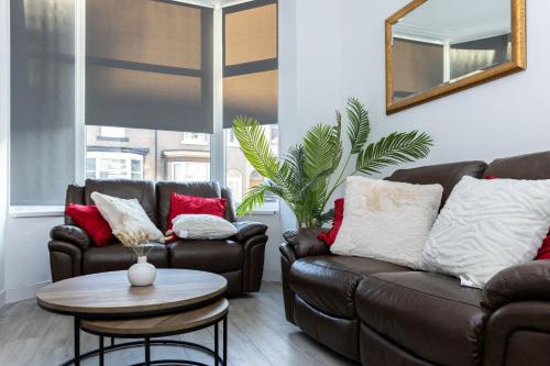 een woonkamer met twee banken en een tafel bij Warwick West in Barrow in Furness