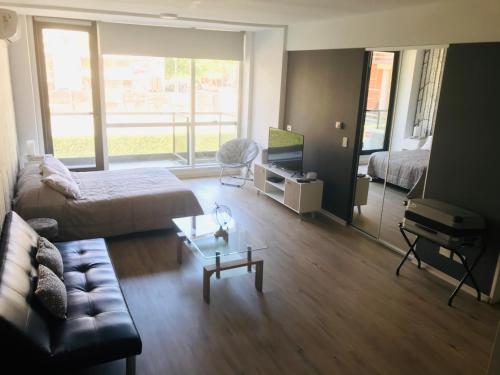 ブエノスアイレスにあるMono ambiente de NIVELのリビングルーム(ベッド1台、ソファ付)