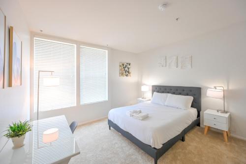 een witte slaapkamer met een bed en een tafel bij Cozy Homes in Marina Del Rey/Venice Beach in Los Angeles