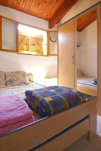 une chambre avec un lit et une armoire avec un lit sidx sidx dans l'établissement Apartment in Corsica near Liscia Beach, à Casaglione