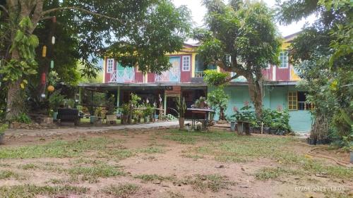 a house in the middle of a yard at Fatehah Inn in Kuala Tahan