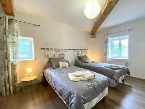 Postel nebo postele na pokoji v ubytování Grande maison rénovée avec jardin, proche de la basilique de Brioude, idéale pour randonnées et sports nautiques - FR-1-582-55