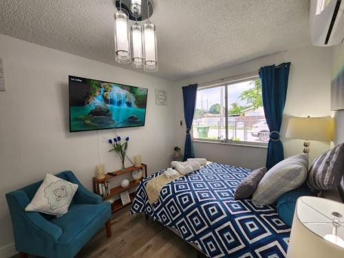1 dormitorio con 1 cama, 1 silla y 1 ventana en Relax 521- at the side en Miami