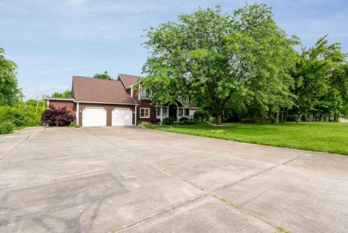 a large driveway in front of a house at 5755 Butler Warren Cheerful 6-Bedroom Villa with fishing pond in Jericho