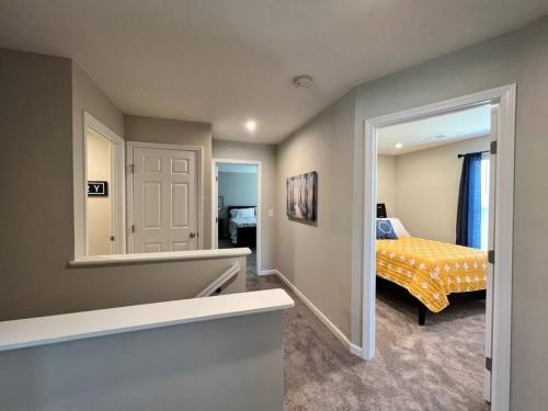 um quarto de hotel com uma cama e um espelho em 7876 Ellington Court Cheerful 4 Bedroom Home Brand New Construction em Maineville