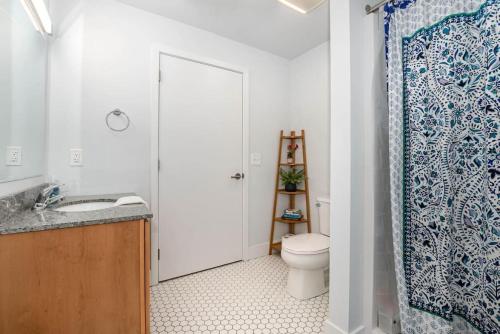 uma casa de banho com um WC e uma cortina de chuveiro em 5103 Peters New Industrial Loft on Lebanon Bike Trail em Maineville