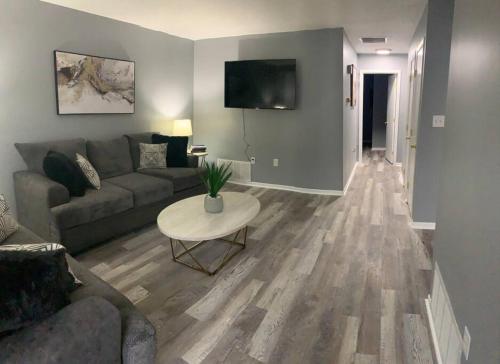 Χώρος καθιστικού στο 5145 Porsche Newly Remodeled 2 BDRM Ranch Attached Home