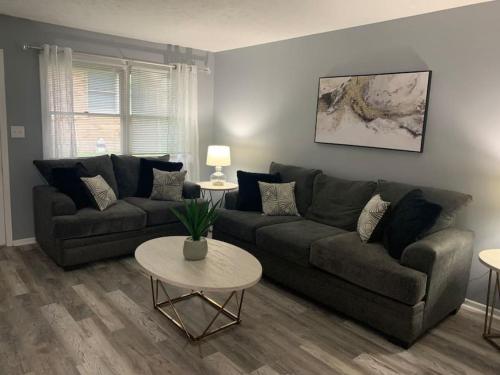 Χώρος καθιστικού στο 5145 Porsche Newly Remodeled 2 BDRM Ranch Attached Home