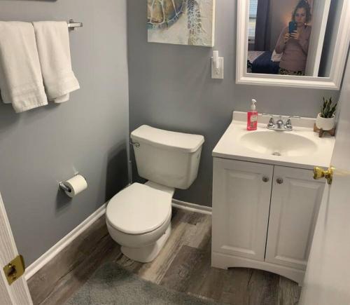 Ένα μπάνιο στο 5145 Porsche Newly Remodeled 2 BDRM Ranch Attached Home