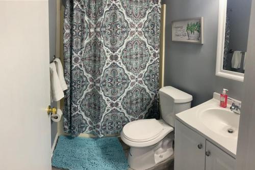 Ένα μπάνιο στο 5145 Porsche Newly Remodeled 2 BDRM Ranch Attached Home