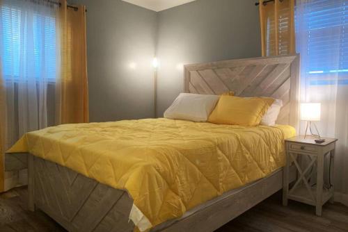 1 dormitorio con 1 cama con edredón amarillo en 1520 B Bonita Two BDRM Apartment in Middletown with Private Laundry, en Middletown
