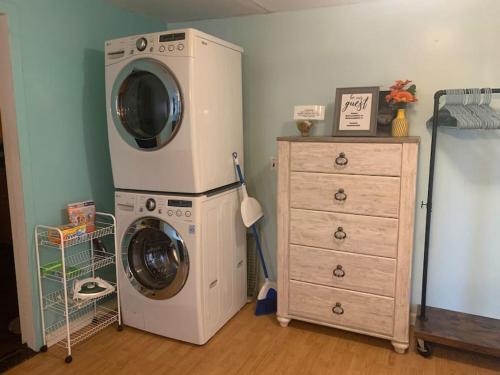 eine Waschmaschine und Trockner neben einer Kommode in einem Zimmer in der Unterkunft 30 Royal Unit 3 Royal Treatment Studio near highway in Springboro