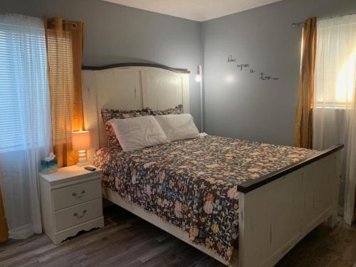 1 dormitorio con 1 cama y mesita de noche con lámpara en Hidden Two BDR Gem in Middletown w Private Laundry, en Middletown