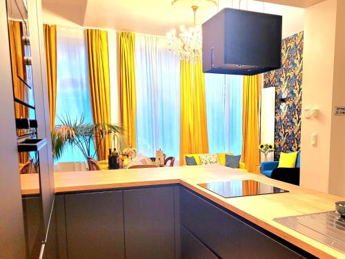 eine Küche mit gelben und blauen Vorhängen in einem Zimmer in der Unterkunft Brand new CAMELIA ROOM with private bathroom in Brüssel