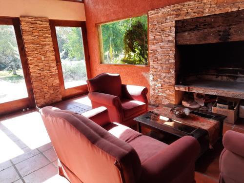 sala de estar con sofás y chimenea en Centrico y privado en San Rafael