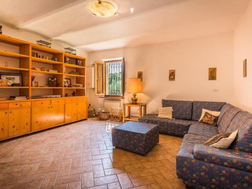 uma sala de estar com um sofá e uma mesa em Belvilla by OYO Villa Sapori em Pergola