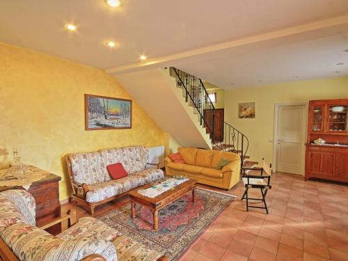 una sala de estar con 2 sofás y una escalera en Belvilla by OYO Villa Artisti, en Piobbico