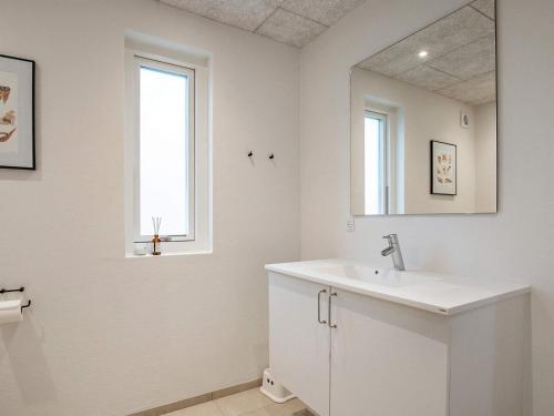 Ένα μπάνιο στο 12 person holiday home in Løkken-By Traum