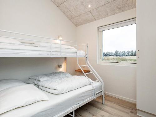 Ένα ή περισσότερα κρεβάτια σε δωμάτιο στο 12 person holiday home in Løkken-By Traum