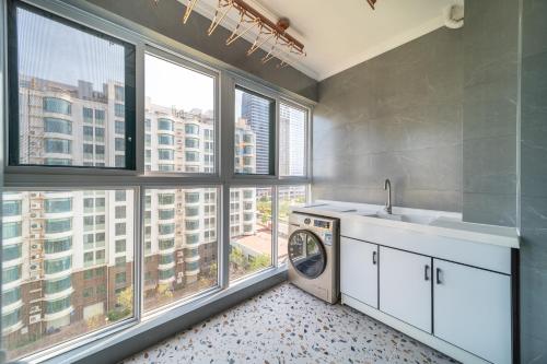 Kuchyň nebo kuchyňský kout v ubytování Cloud & Sea Boutique Apartment
