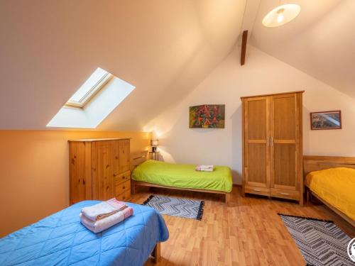 een slaapkamer op zolder met 2 bedden en een dakraam bij Gîte Ville, 5 pièces, 11 personnes - FR-1-526-11 in Ville