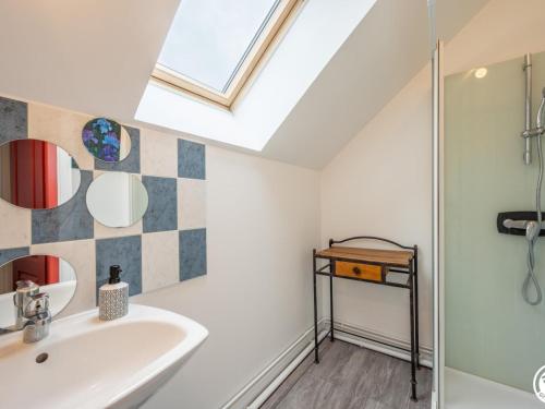 een badkamer met een wastafel en een douche bij Gîte Ville, 5 pièces, 11 personnes - FR-1-526-11 in Ville