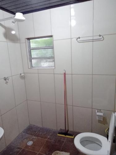 uma casa de banho com um WC e uma janela em Casa Natureza, Mar, Floresta e Tranquilidade em Ubatuba