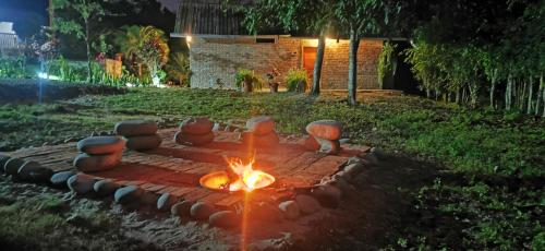Un jardín fuera de Cálida suite en Liguiqui - Manta
