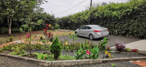Un jardín fuera de Cálida suite en Liguiqui - Manta