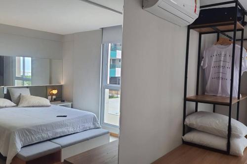 En eller flere senge i et værelse på Open Door Apartamento com vista para o Mar