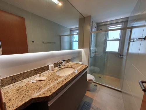 Et badeværelse på Open Door Apartamento com vista para o Mar