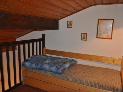 1 cama en la esquina de una habitación en Appartement Châtel, 2 pièces, 6 personnes - FR-1-693-13, en Châtel