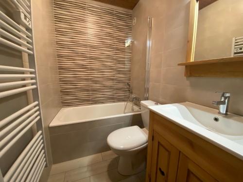 W łazience znajduje się toaleta, wanna i umywalka. w obiekcie Studio Châtel, 1 pièce, 5 personnes - FR-1-693-21 w mieście Châtel