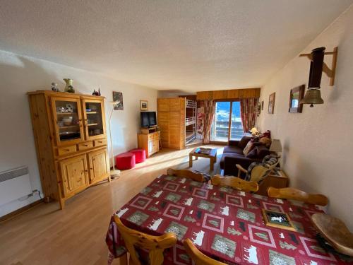 Posteľ alebo postele v izbe v ubytovaní Charmant studio avec balcon sud et parking, proche télésiège et navettes ! - FR-1-693-26