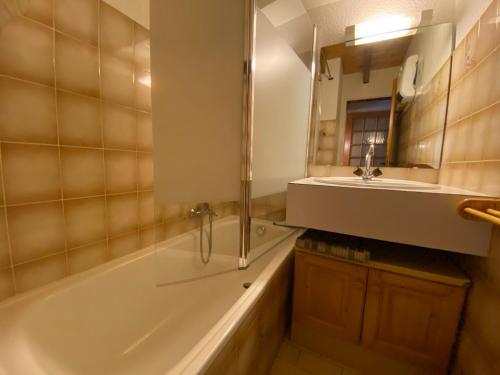 Kúpeľňa v ubytovaní Appartement calme avec Multi Pass à 3€/jour, proche du centre, des remontées et des activités d'été! - FR-1-693-20